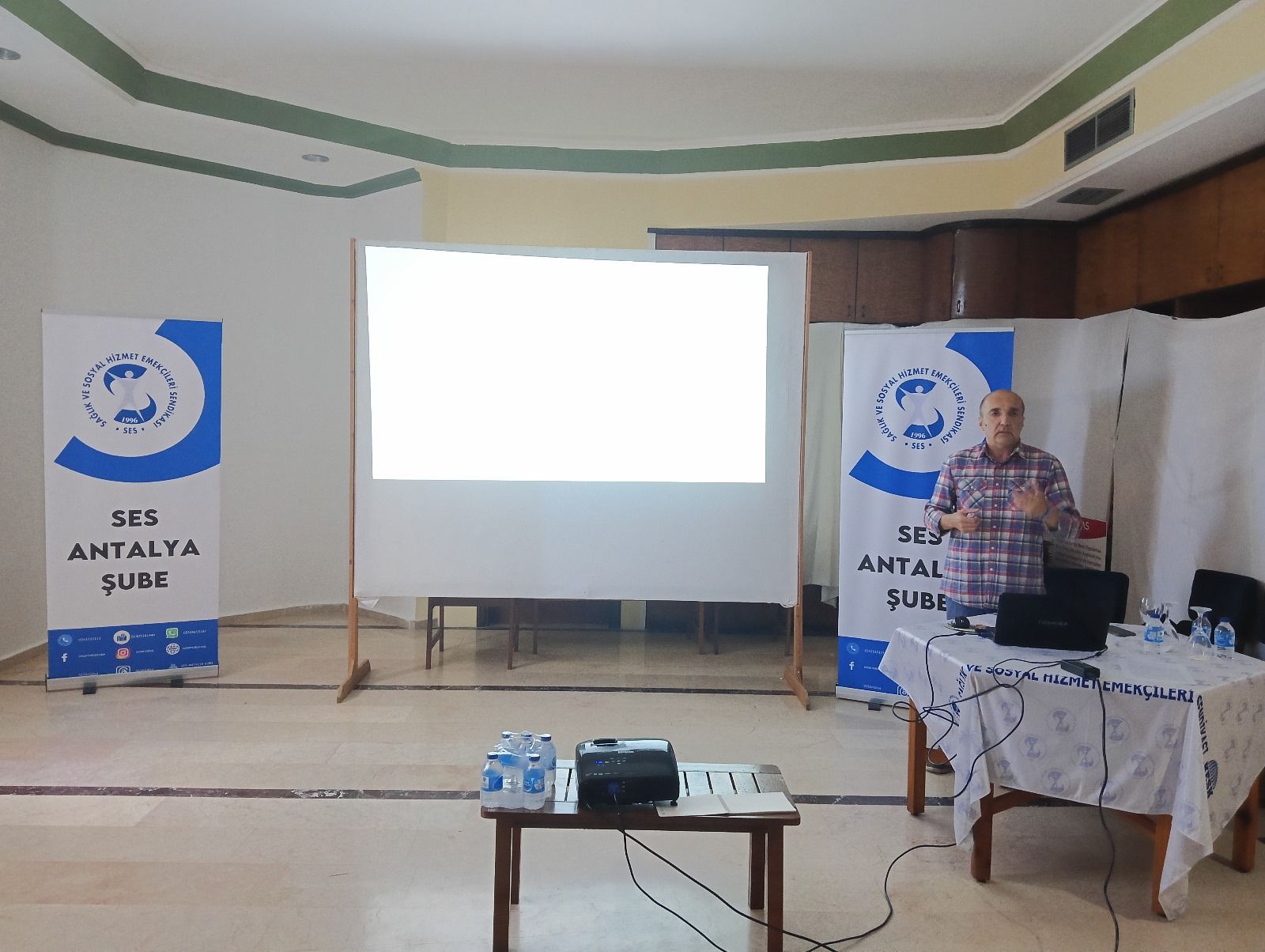 SAĞLIK VE SOSYAL HİZMET EMEKÇİLERİ YEMEK HİZMETLERİNDEN MEMNUN DEĞİL!