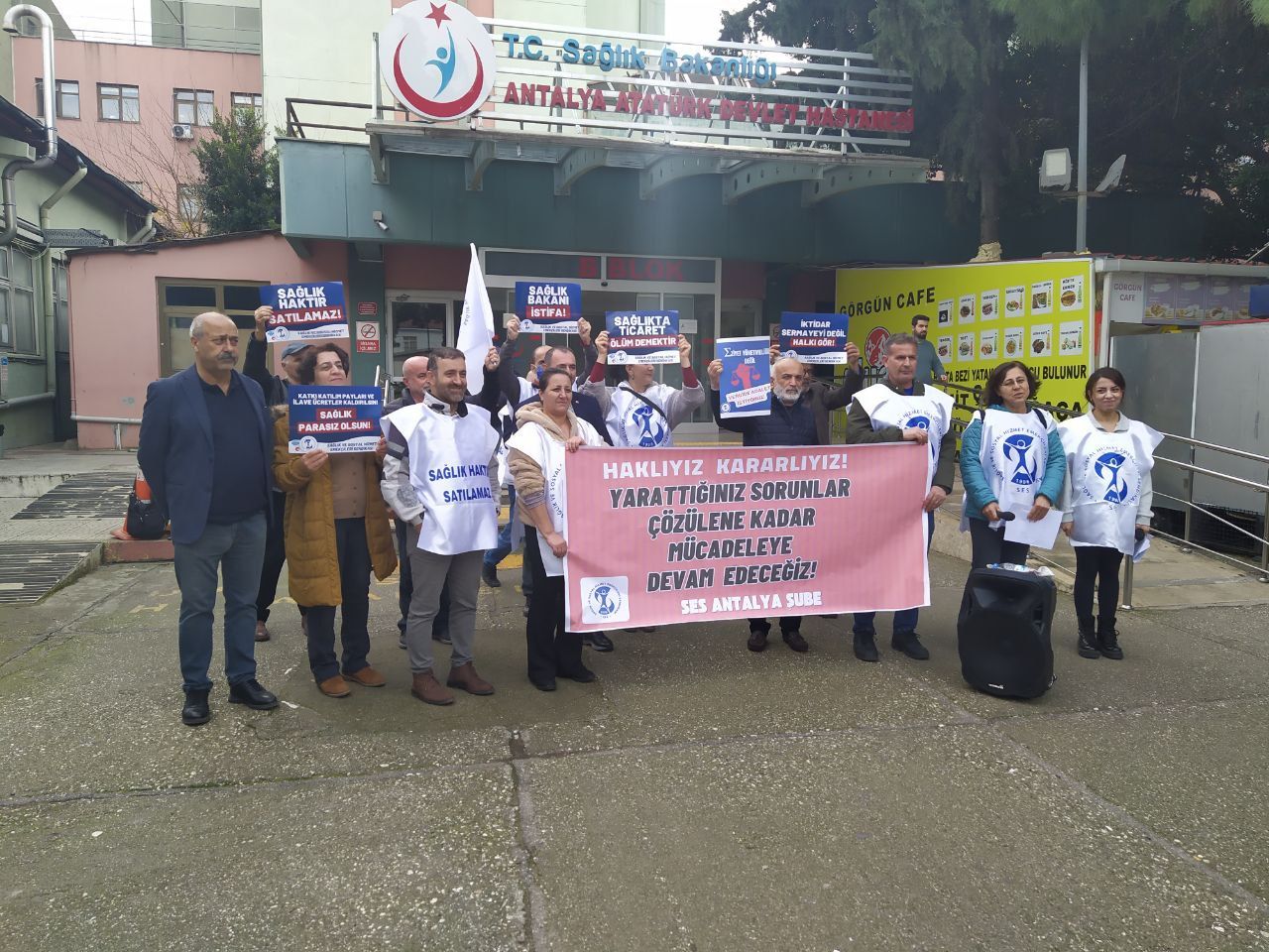 Meslek Onuru ve Halkın Sağlığı İçin 2. ve 3. Basamak Sağlık Kurumlarında İş Bırakıyoruz